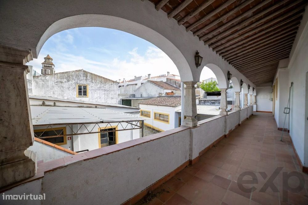 Edifício amplo com 30 salas e elevador em Évora