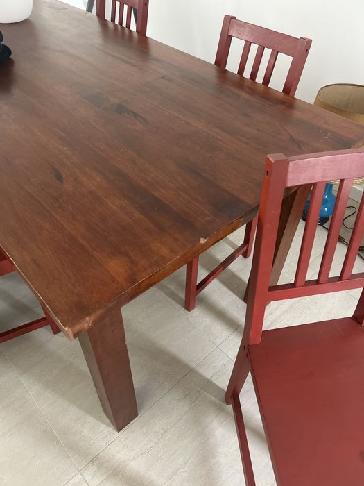 Mesa de jantar e cadeiras