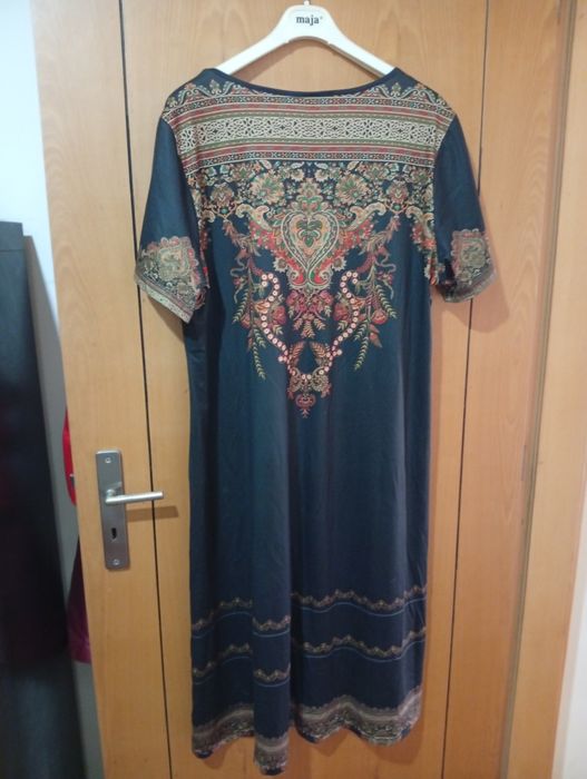 Vestido de senhora comprido, em malha de seda.