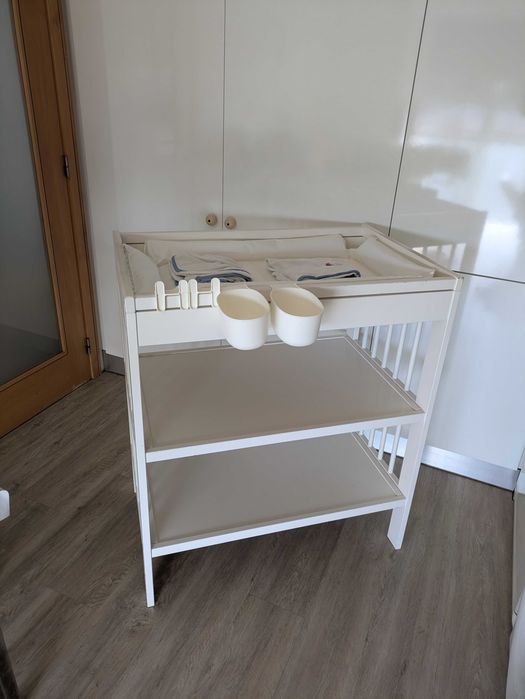 Trocador IKEA GULLIVER branco + muda fraldas IKEA VÄDRA + 2 capas para muda fraldas