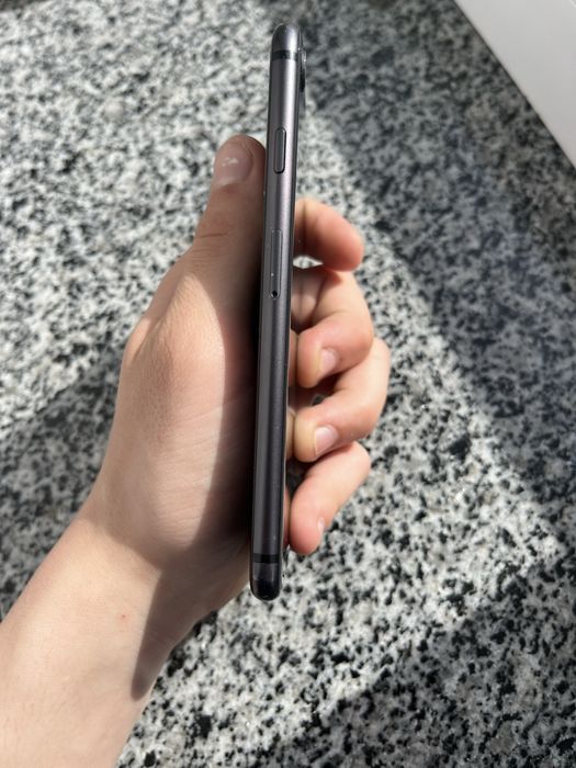 iPhone 8 з побитим екранчиком