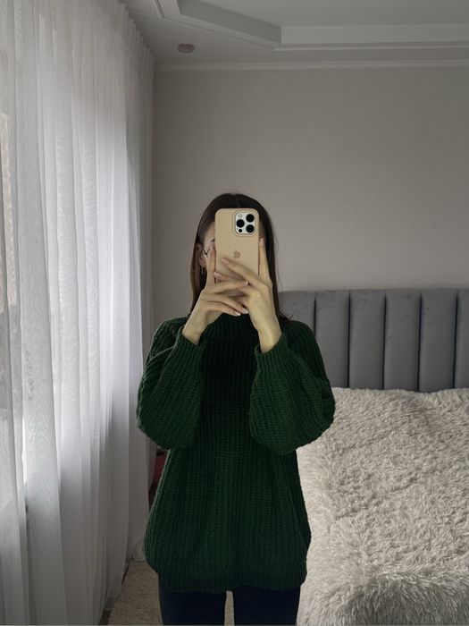 Темно-зелений светр