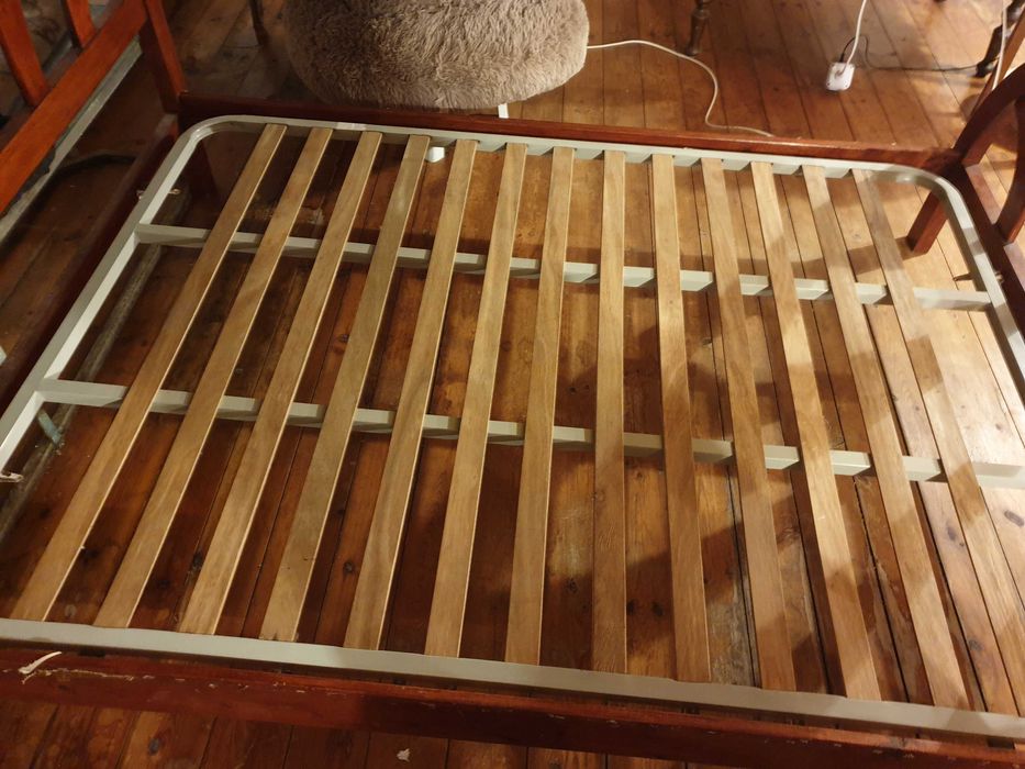 Vendo cama de casal emmadeira maciça