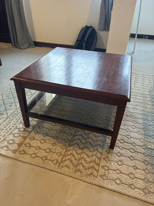 Mesa de centro em madeira maciça