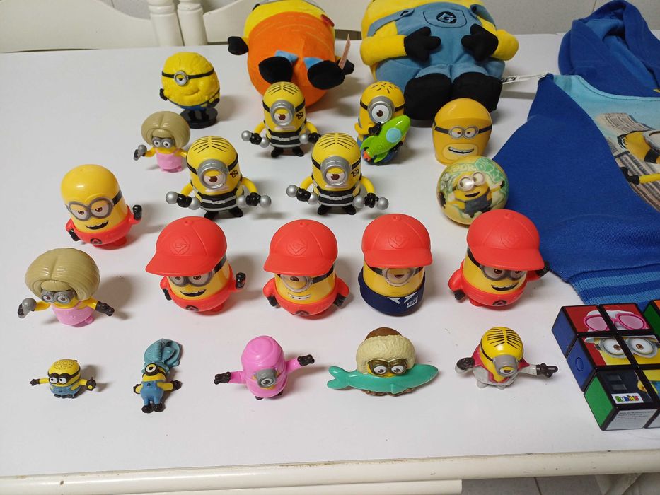 Conjunto de Minions com 18 bonecos 2 peluches 2 puzzles 1 bola 1 swet