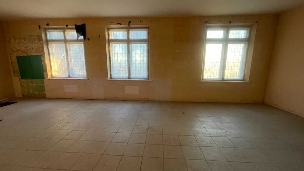 Офісне приміщення  площею 400 м² на  ділянці 30 соток в с. Плесецьке