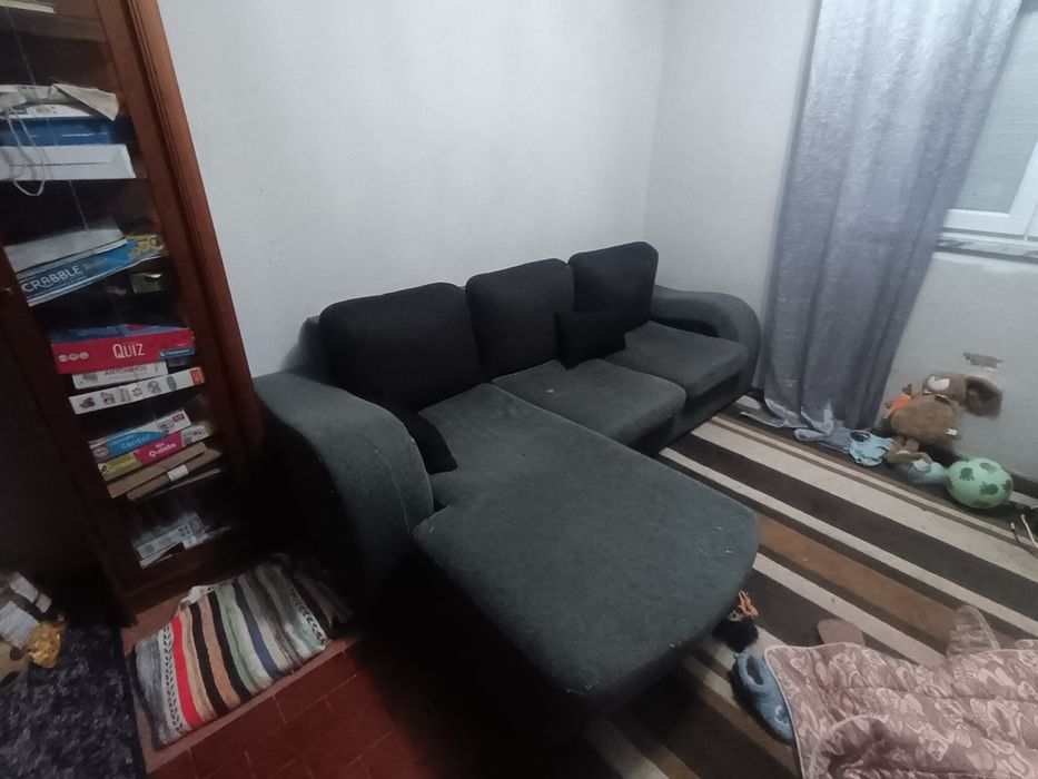 Sofá usado com algumas marcar de uso normais. chaise longue modelável.