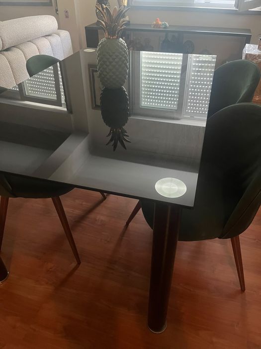 Conjunto de mesa retangular de vidro temperado (140x90) e 4 cadeiras de veludo verde