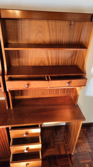 Estante com arrumação e escrivaninha