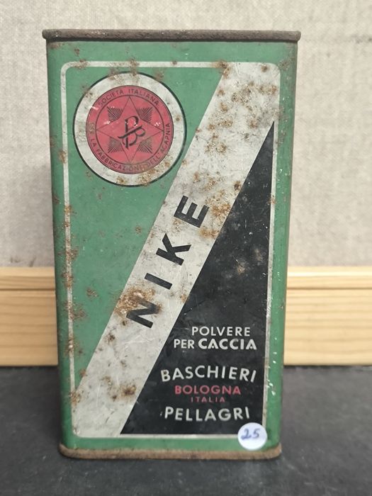 Lata Antiga Nike Baschieri Pellagri
Lata antiga da marca Nike, da Basc