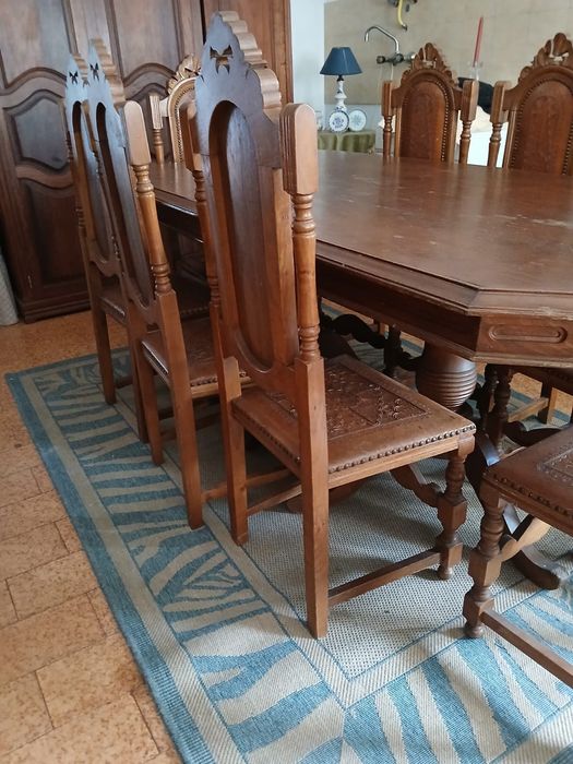 Mesa e 8 cadeiras com 80 anos