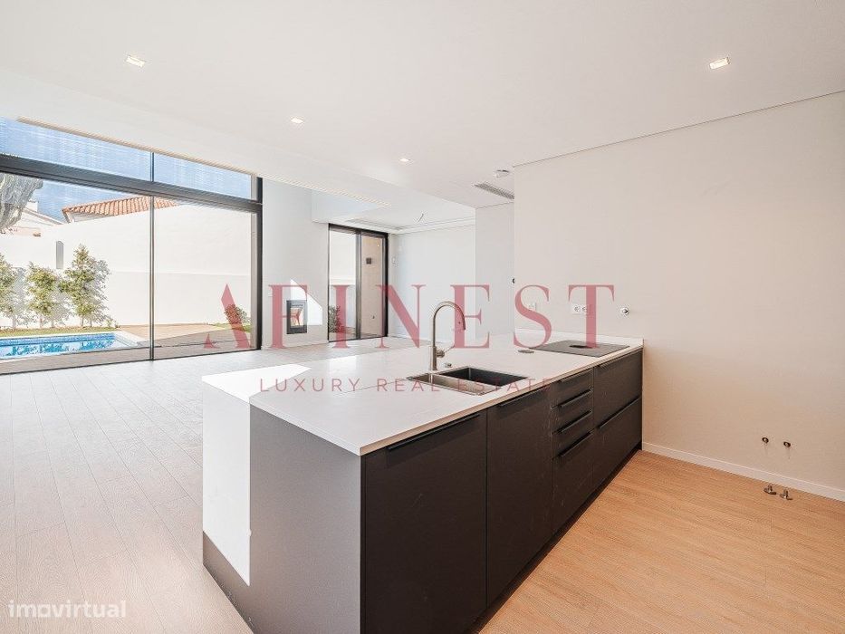 Moradia T4 de Luxo com Rooftop e Vistas Panorâmicas em Cascais