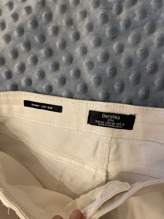 Білі джинси Bershka