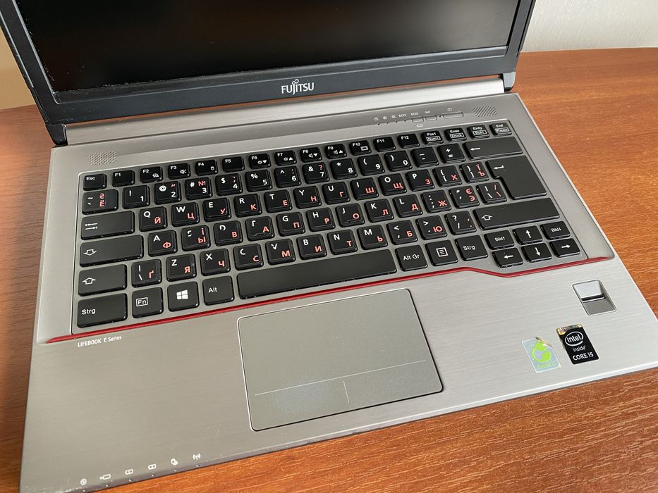 Fujitsu / Intel core i5-4300M 2.60 GHz. 4gb