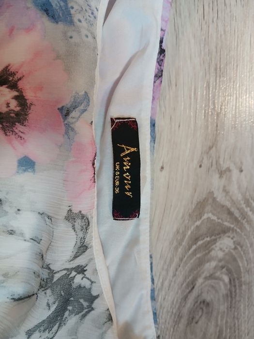 Urocza kwiecista sukienka