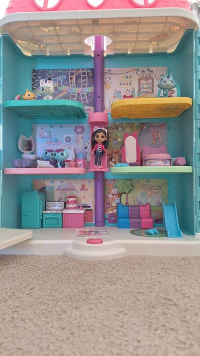 Casa de Bonecas da Gabby's Dollhouse Grande com Elevador, Sons, Personagens e Acessórios | Como Nova