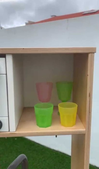 Cozinha de brincar ikea com vários acessórios.