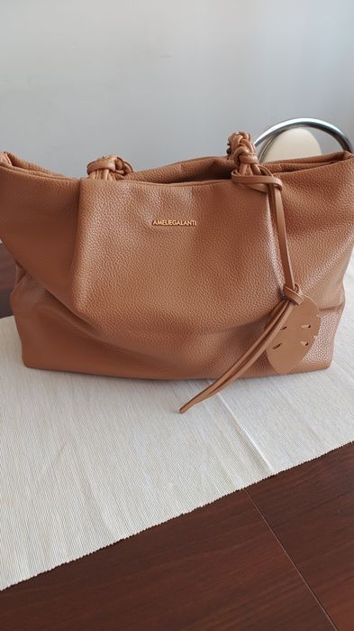 Beżowa torebka z plecionymi uchwytami