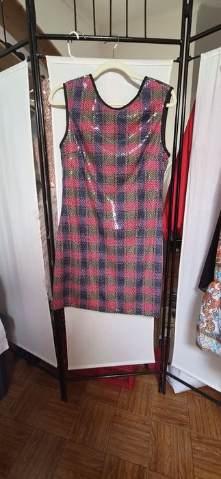 Vendo bonito vestido de lantejoulas.