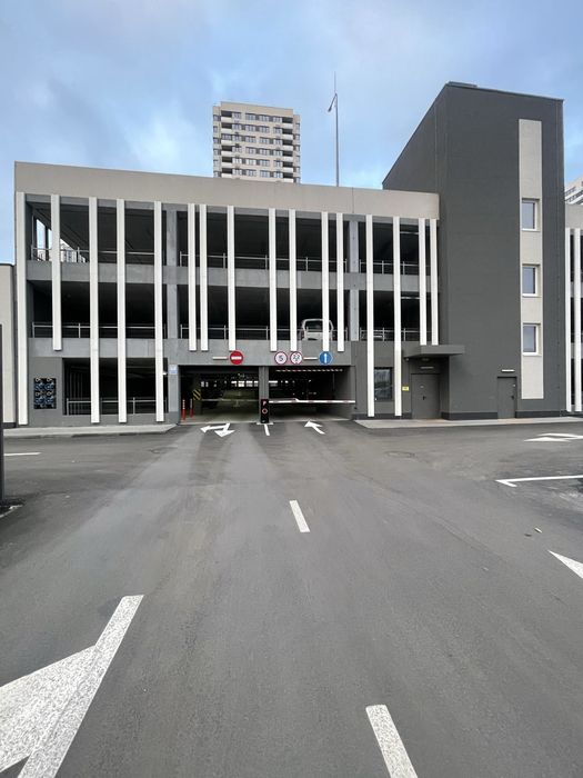 Оренда паркомісць на 1- ому поверсі .Варшавський 3. В.Змієнка 32