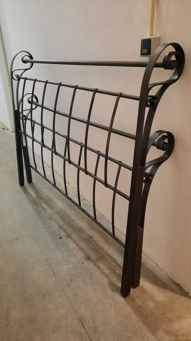 Cabeceira e "pés" de cama de ferro (casal)