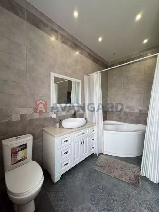 Продам Дом. Победа-4. Кухня-студия. 3 отдельные спальни. 140000$