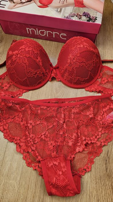 Новий червоний комплект