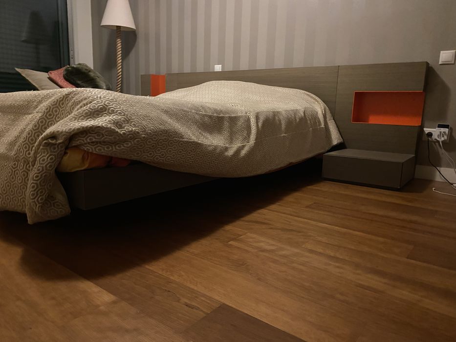 Cama de Casal Ebanis com Mesas de Cabeceira Incluídas