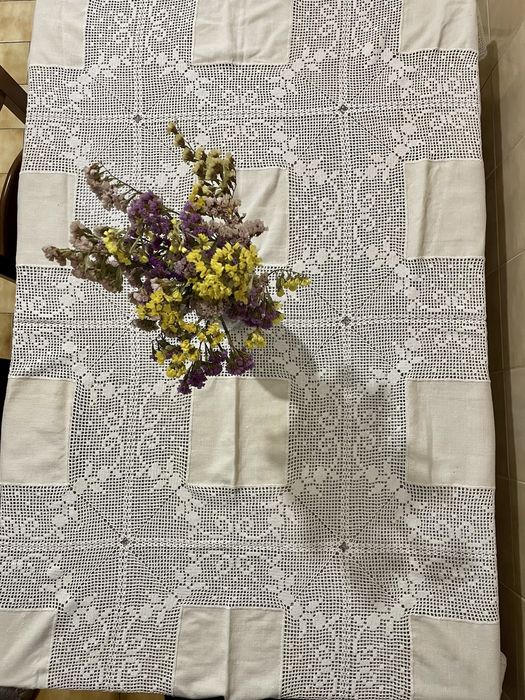 Lindissima toalha em linho e renda