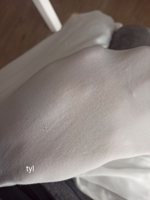 Koszula biała damska z długim rękawem.