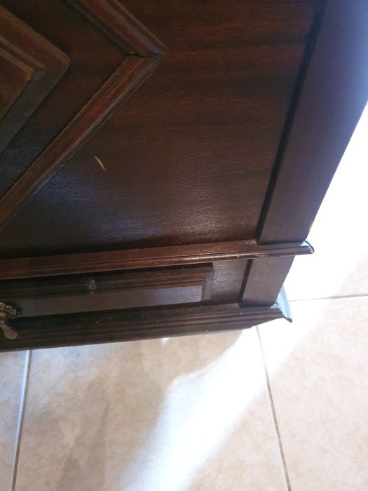 Arca de Madeira escura