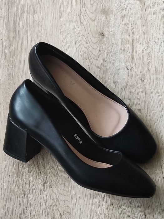 Туфлі для виступів/ туфлі чорні на каблучку