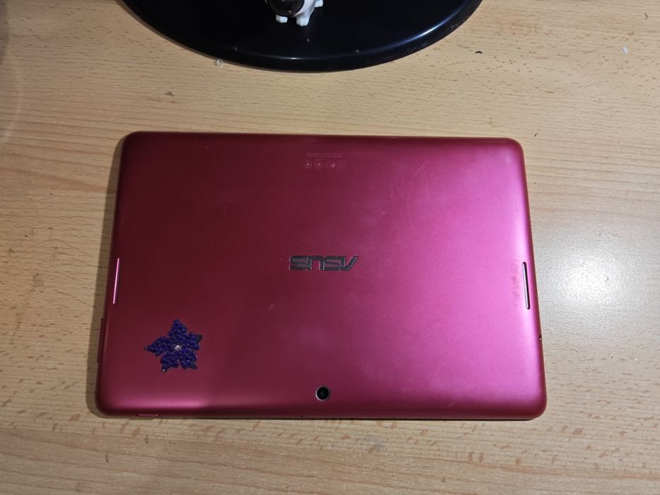 Планшет ASUS в робочому стані. Модель Asus MeMO Pad 10 ME102A
