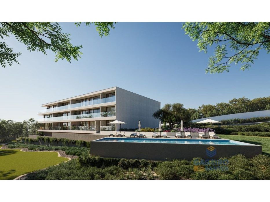 Apartamento em condomínio com piscina junto à praia da Gralha