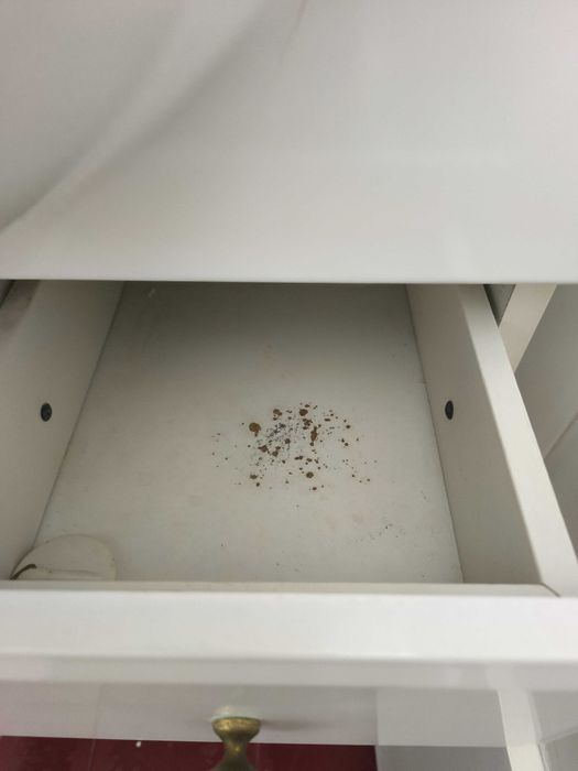 Móvel de casa de banho branco com duas portas