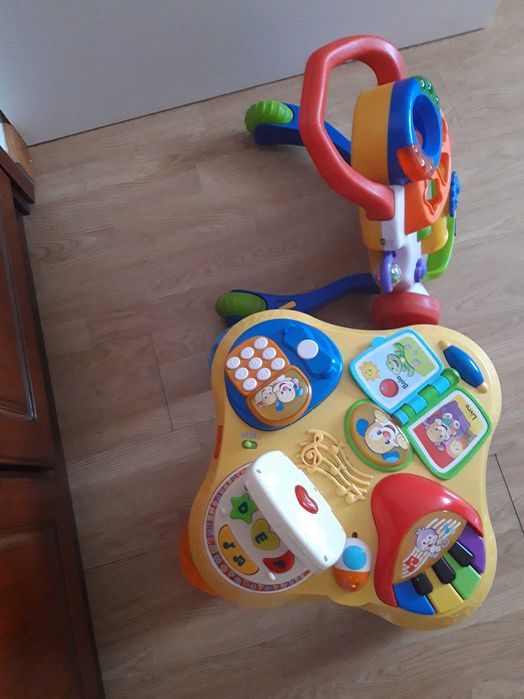 Mesa e andarilho de actividades musicais