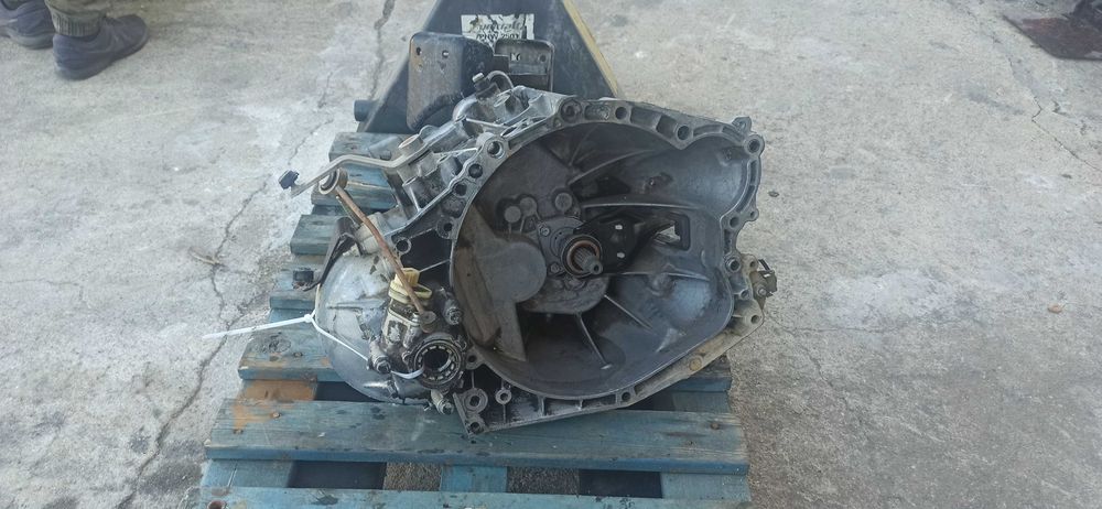 Caixa de Velocidades Peugeot 206 1.9D de 1999 a 2001 em bom estado