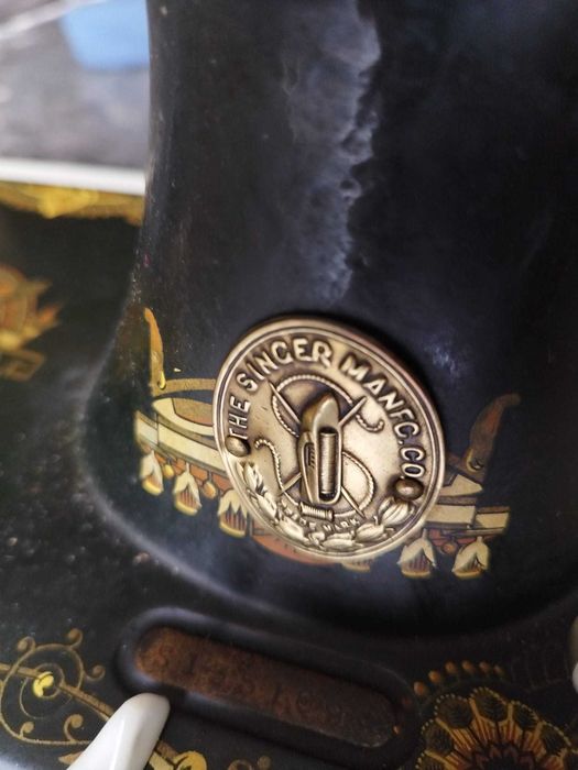 Máquina de costura antiga Singer com pedal e caixa