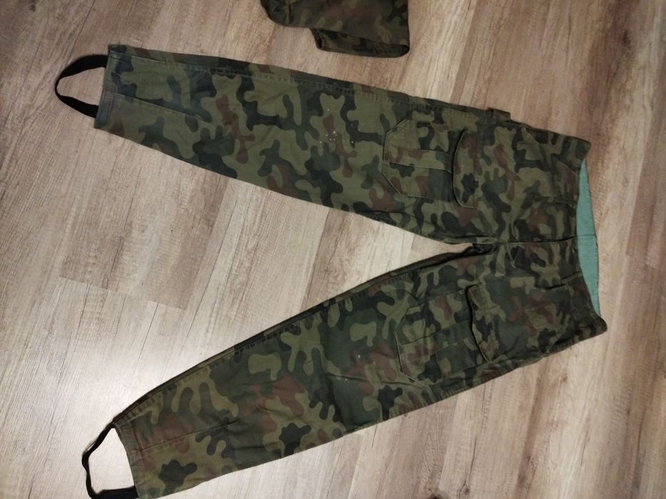 Spodnie wojskowe kieszenie przód.