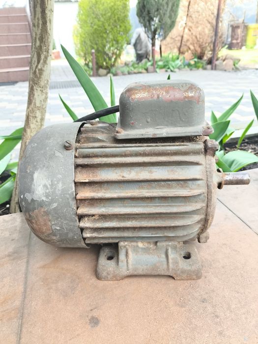 Silnik 0.8 kw 1400 obr na łapach sprawny