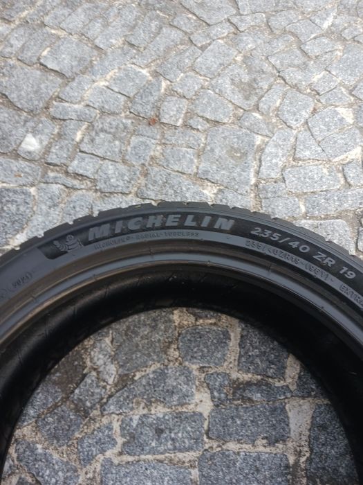 Vendo pneus semi-novos 235/40/19 Michelin