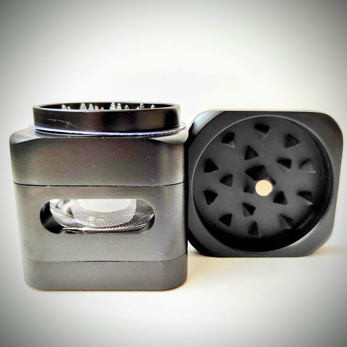 Grinder, młynek, mielnik do ziół i tytoniu 63*55 mm.