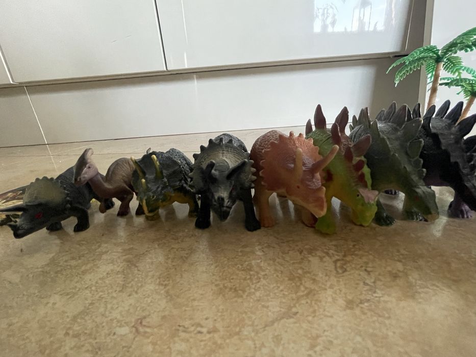 Komplet 16 dinozaurów w tubie + drzewka