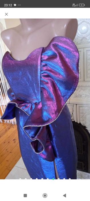 Дизайнерська сукня хамелеон з камінцями має розріз