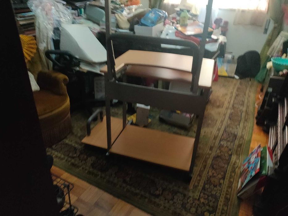 Home Office (Secretária de escritório) com rodinhas em bom estado