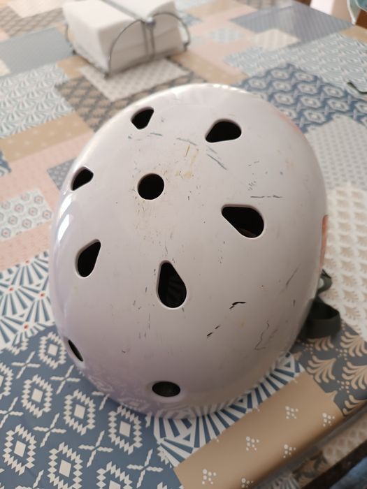 Capacete com algum uso