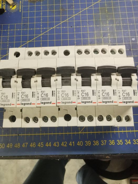 Vários dijuntores tudo 30 €