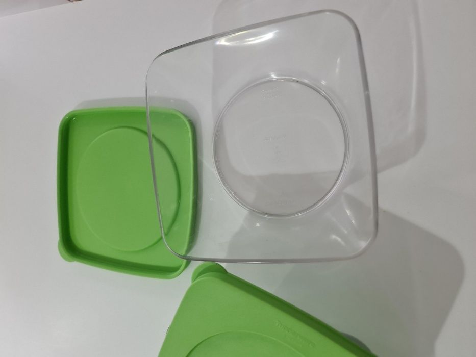 3 Taças transparentes com tampa verde