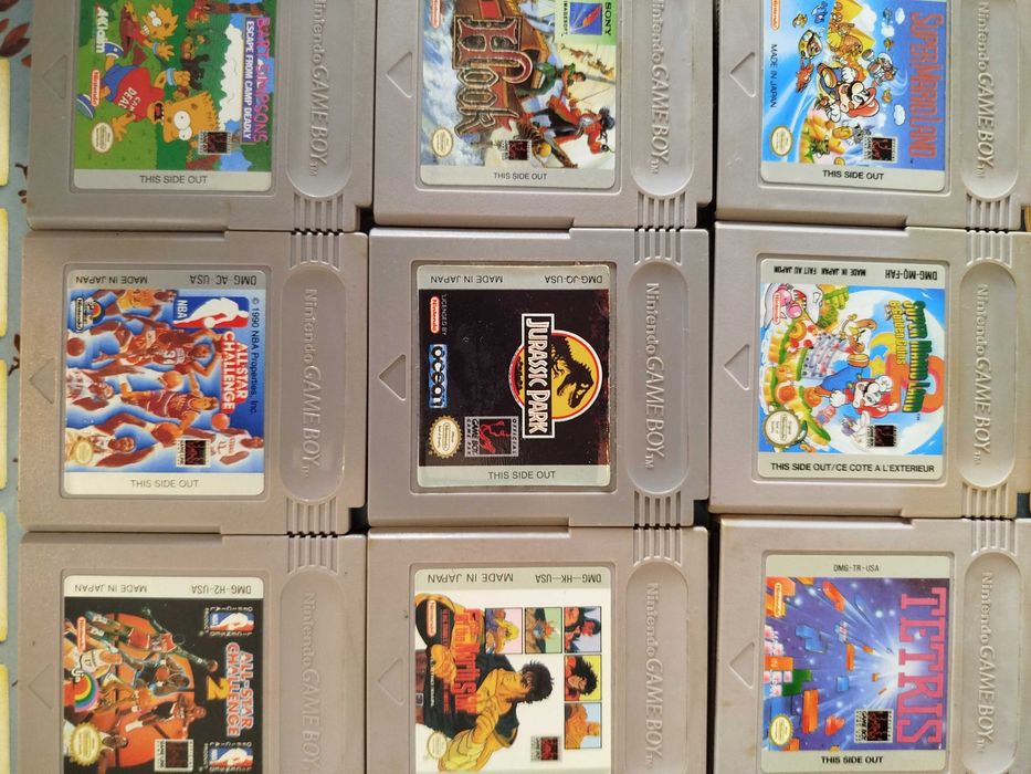 Vendo jogos de Game Boy