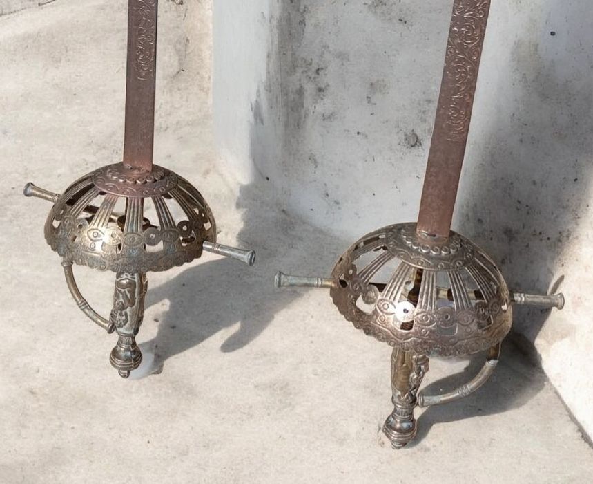 Par de espadas decorativas.